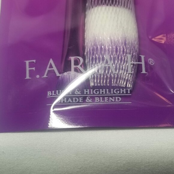 F.A.R.A.H. - Shade and Blend Brush + Blush & Highlight Brush - Picture 5 of 7